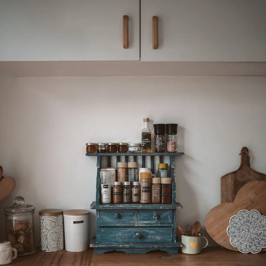Especiero de madera con frascos