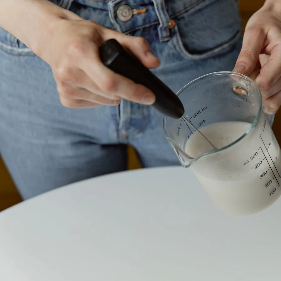 Espumador de leche a pilas